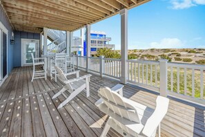 Outdoor dining - Premier Oceanfront Dog Friendly w/ Pool, Hot Tub, Elevator, Theater, Game Room (Salvo)