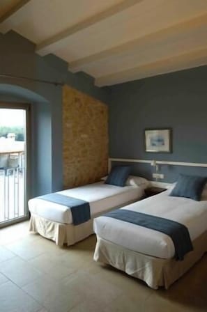 5 quartos, ferros/tábuas de passar roupa, berço de viagem