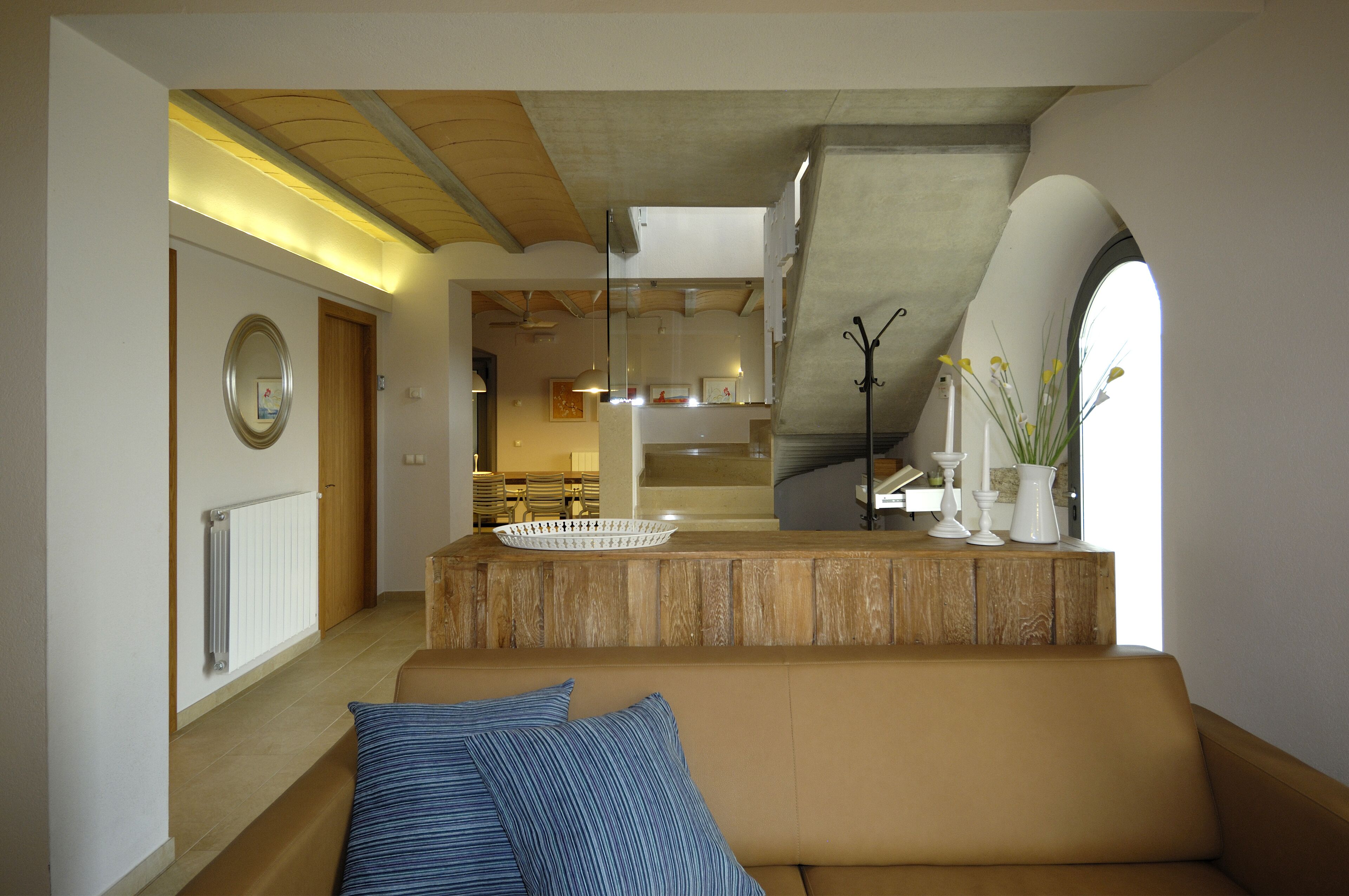 Smart TV, chimenea, reproductor de DVD y tenis de mesa 
