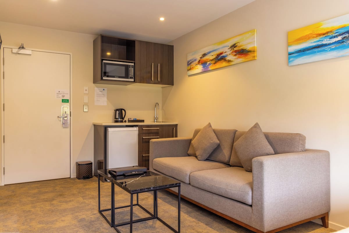 deluxe room, multiple beds, non smoking, kitchen | desk, laptop workspace, free wifi, bed sheets