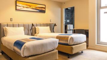 Habitación Deluxe, 2 camas individuales, no fumadores, balcón | 1 dormitorio, escritorio, espacio para trabajar con un portátil