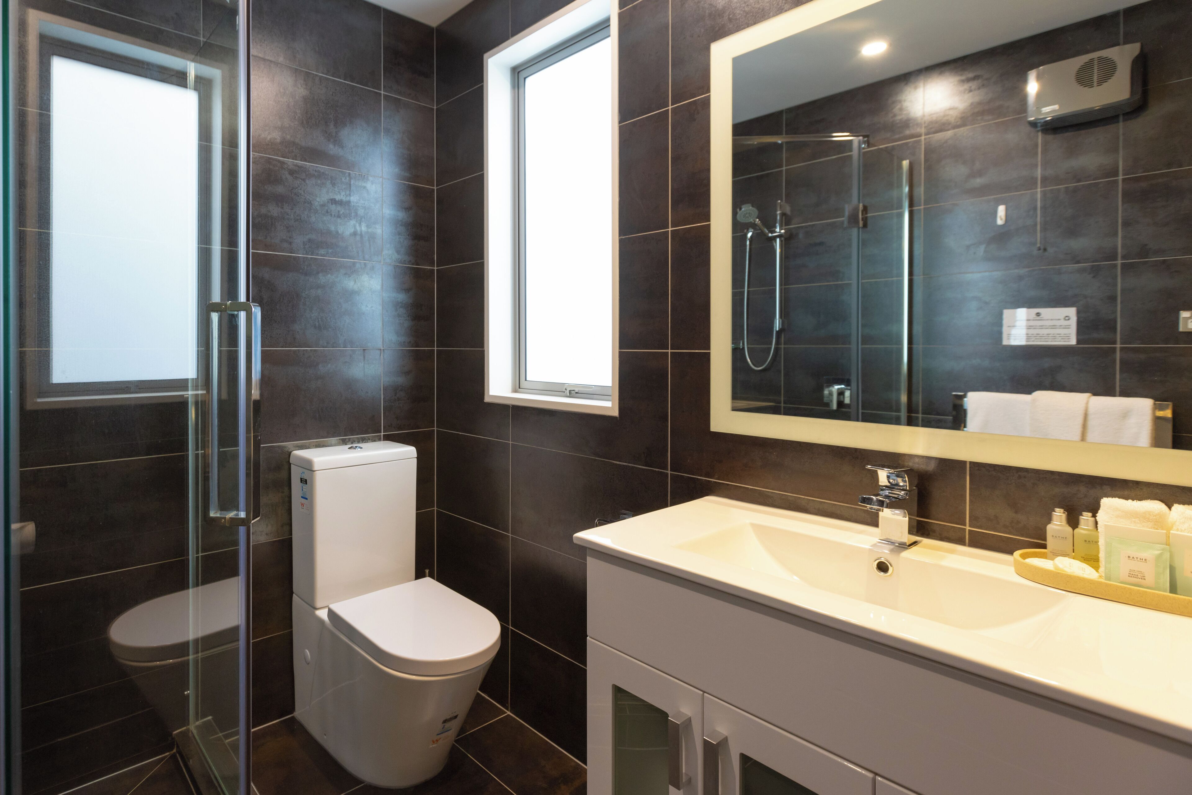 deluxe room, 2 single beds, non smoking, balcony | bathroom | shower, free toiletries, hair dryer, towels