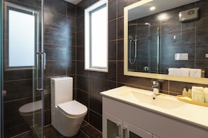 Deluxe Room, 2 Single Beds, Non Smoking, Balcony | Bathroom