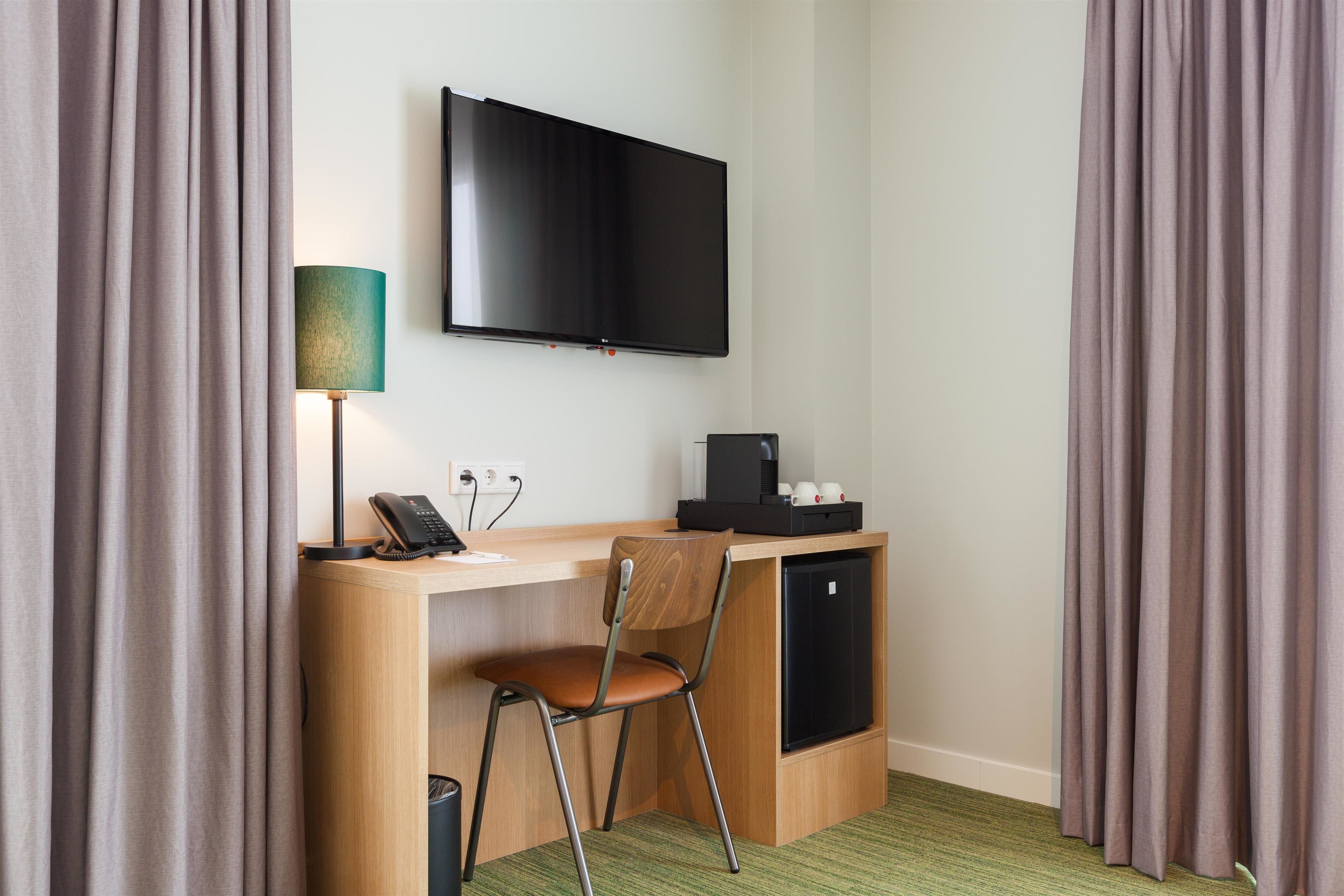 junior suite, 1 double bed, non smoking | 1 bedroom, pillow-top beds, in-room safe, desk