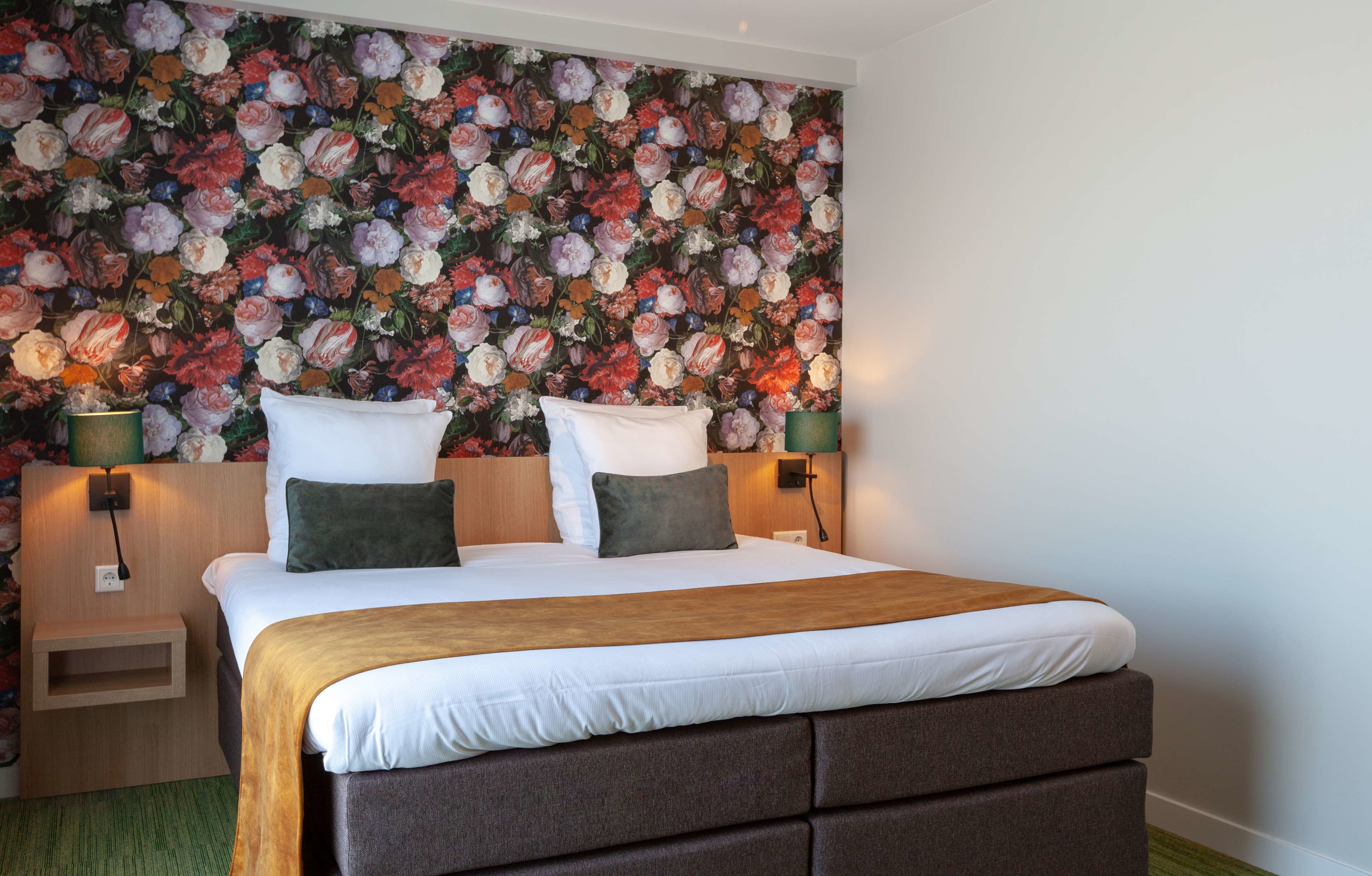 comfort room, 1 double bed, non smoking | 1 bedroom, pillow-top beds, in-room safe, desk