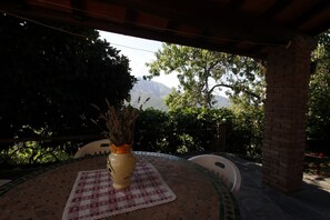 Outdoor dining - Holiday Home in Stazzema with 2 bedrooms sleeps 5 (Stazzema)