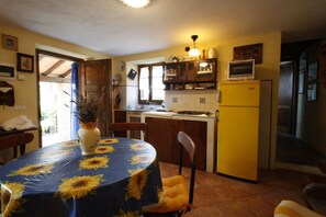 Fridge, microwave, oven, stovetop - Holiday Home in Stazzema with 2 bedrooms sleeps 5 (Stazzema)