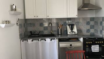 Réfrigérateur, four, lave-vaisselle, chaise haute