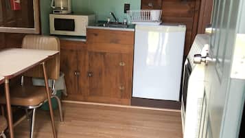 Fridge, microwave, dishwasher, coffee/tea maker