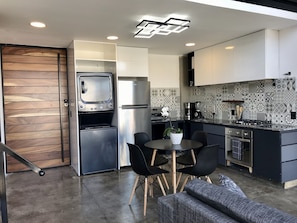 Loft, 1 Katil Raja (King) dengan Katil Sofa, Non Smoking (Loft 301) | Dapur peribadi | Ketuhar gelombang mikro, pembancuh kopi/teh