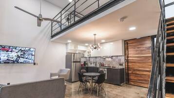 Loft, Beberapa Tempat Tidur, Bebas Asap Rokok (Loft 202) | Area keluarga | Smart TV