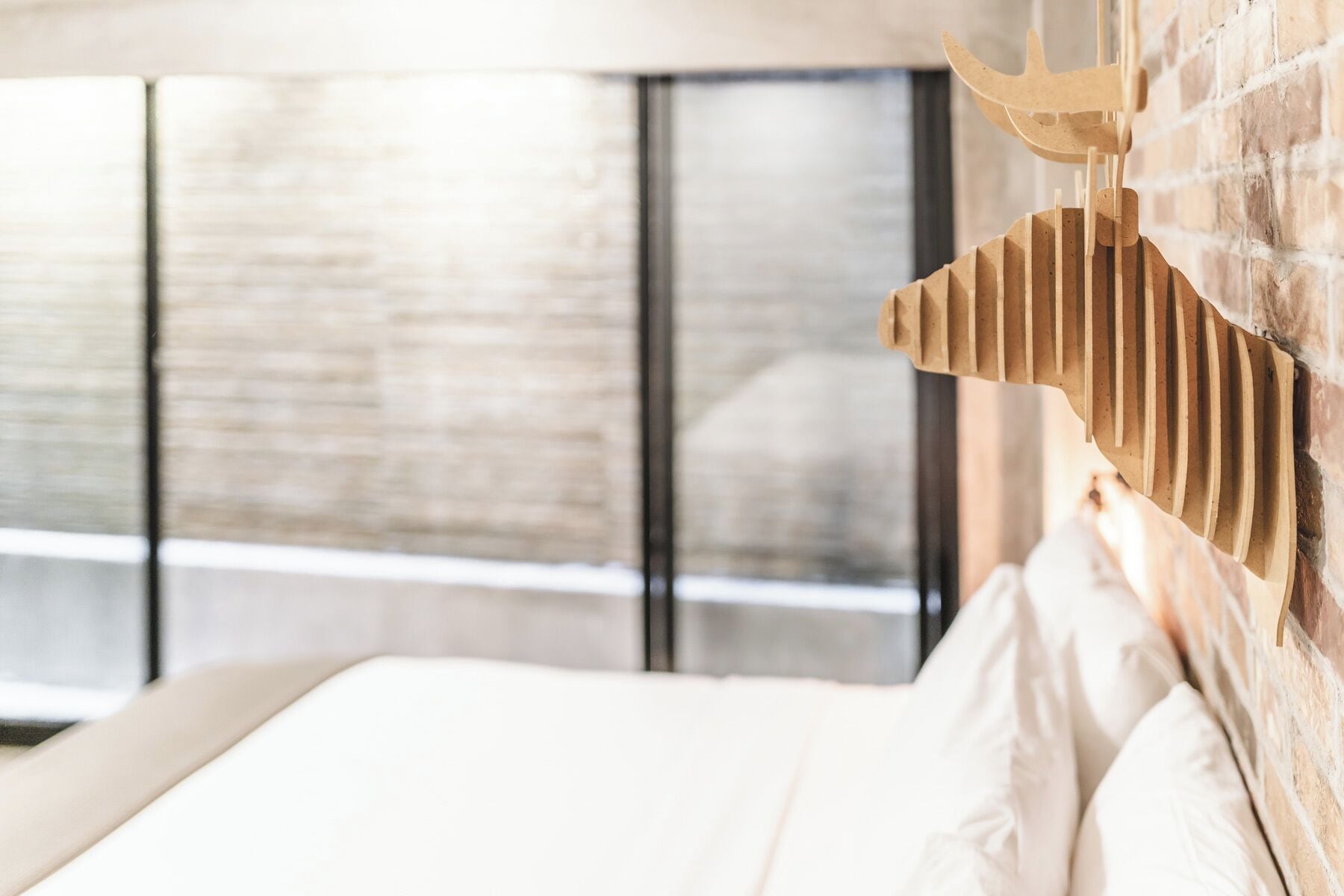 ห้องพัก, เตียงคิงไซส์ 1 เตียง (suite 103) | เครื่องนอนระดับพรีเมียม, เตียงเมมโมรีโฟม, ห้องพักตกแต่งอย่างมีเอกลักษณ์