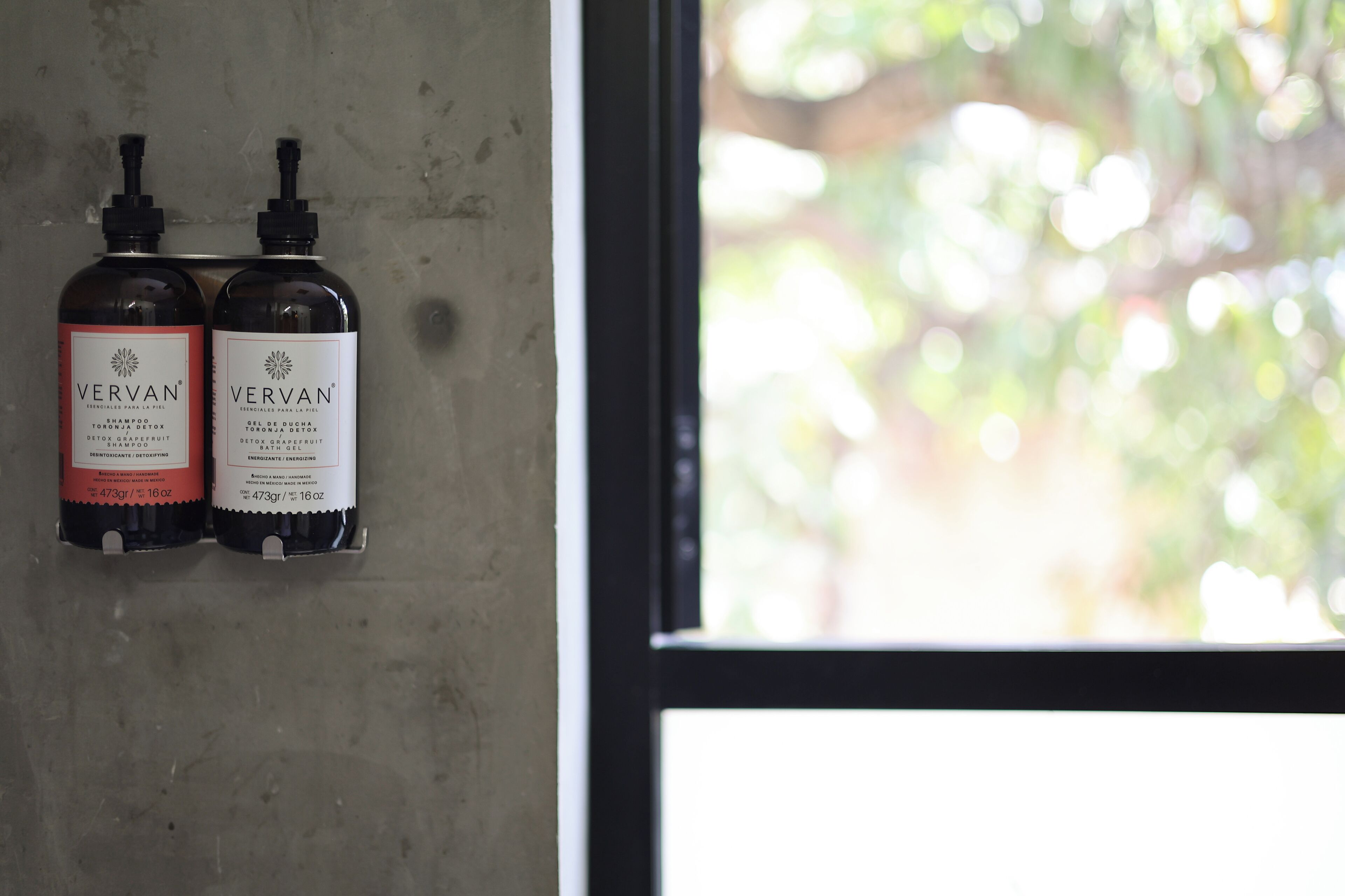 loft, multiple beds, non smoking (loft 302) | bathroom | shower, rainfall showerhead, free toiletries, hair dryer