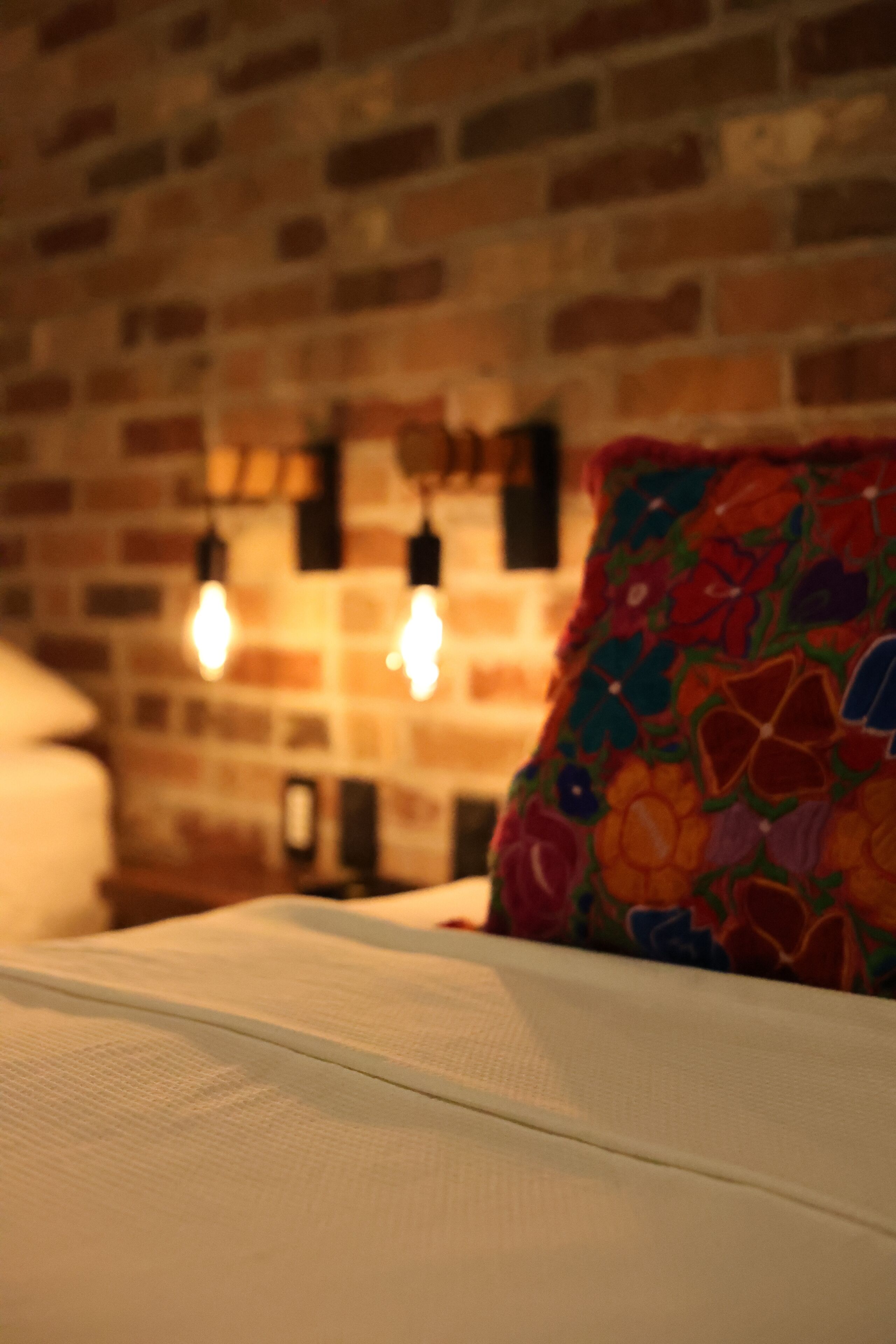 ห้องพัก, เตียงเดี่ยว 2 เตียง (Suite 102) | เครื่องนอนระดับพรีเมียม, เตียงเมมโมรีโฟม, ห้องพักตกแต่งอย่างมีเอกลักษณ์