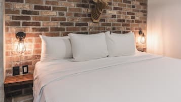 Suite 103 : one king bed