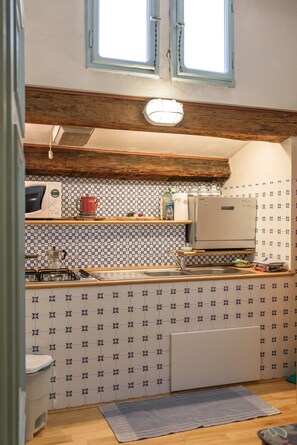 Fridge, microwave, stovetop, dishwasher