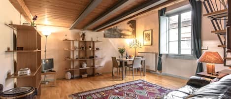 TV connectée, livres, chaîne hi-fi