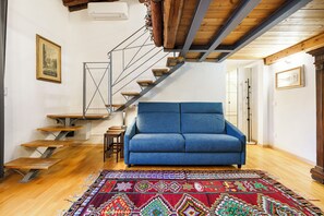 Smart-TV, Bücher, Stereoanlage