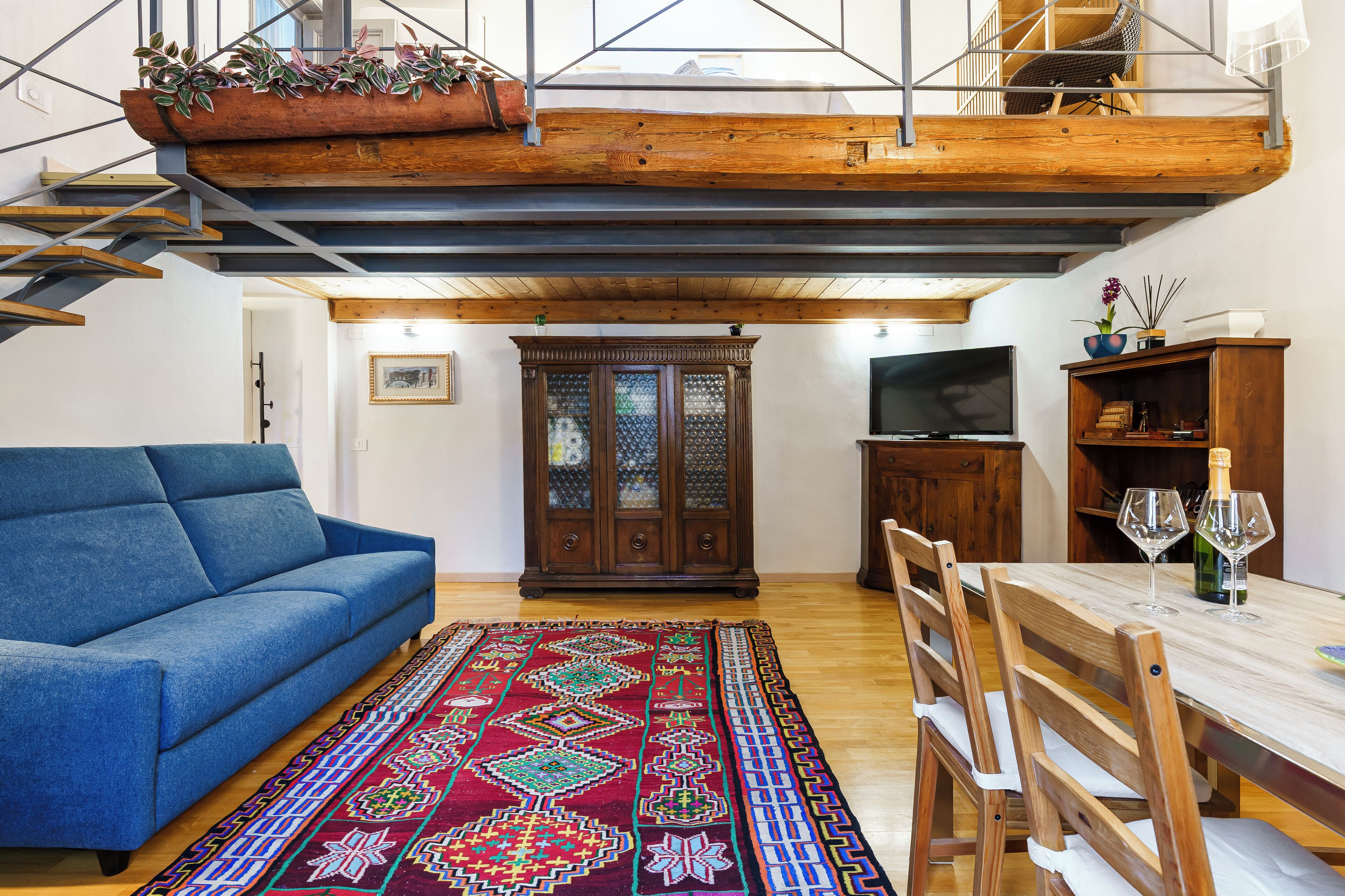 Smart-TV, bøker og stereoanlegg