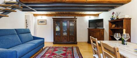 Smart-TV, bøker og stereoanlegg