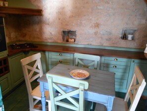 Ferienhaus, 2 Schlafzimmer | Essbereich im Zimmer