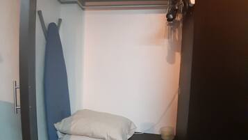 Loft Exécutif, 2 chambres, coin cuisine, rez-de-chaussée | Armoire