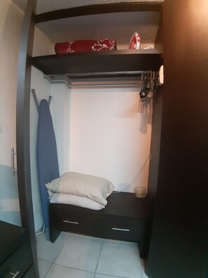 Executive Loft, 2 Bedrooms, Kitchenette, Ground Floor | Wardrobe