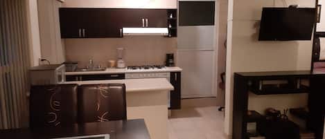 Appartement familial, 3 chambres, cuisine, vue sur la ville | Cuisine privée | Réfrigérateur, vaisselle et ustensiles