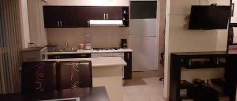 Apartamento família, 3 quartos, cozinha, vista para a cidade | Cozinha privada | Geladeira, talheres/pratos/utensílios de cozinha