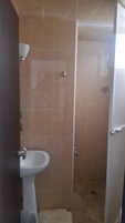Ducha, artículos de tocador gratuitos, toallas