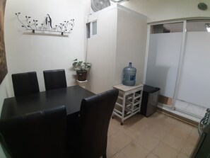 Executive loft, 2 slaapkamers, kitchenette, op benedenverdieping | Dineerruimte