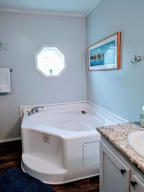Hair dryer, towels, soap, shampoo - Mobile Home On 10 Acres new (Bear Lake)