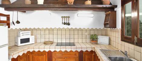 Een koelkast, een magnetron, een kookplaat