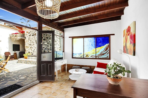 TV, books - Fuerteventura Farmhouse Tile (El Roque, La Oliva, Fuerteventura. Canarias)