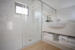 City Penthouse, 2 Bedrooms | Bathroom | Shower, designer toiletries, hair dryer, towels - Alegria Residence (Porto)