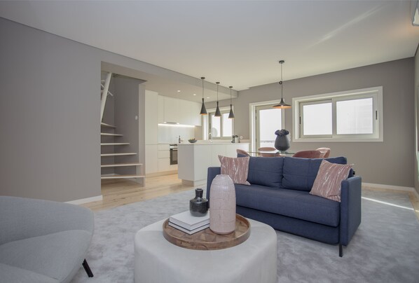 City Penthouse, 2 Bedrooms | Living room