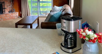 Cozy Cottage on Beautiful U-Pick Berry Farm- 2 Queens, 4 twin/bunks