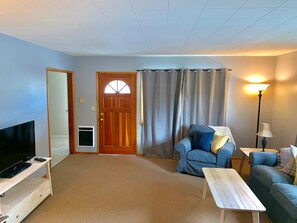 Smart TV, fireplace, DVD player - Cozy Cottage on Beautiful U-Pick Berry Farm- 2 Queens, 4 twin/bunks (Gaviota)