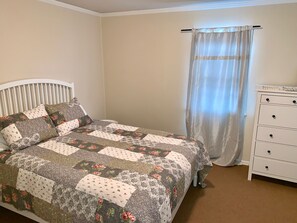3 bedrooms, iron/ironing board, WiFi, bed sheets - Cozy Cottage on Beautiful U-Pick Berry Farm- 2 Queens, 4 twin/bunks (Gaviota)