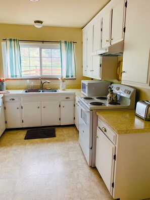 Fridge, microwave, oven, stovetop - Cozy Cottage on Beautiful U-Pick Berry Farm- 2 Queens, 4 twin/bunks (Gaviota)