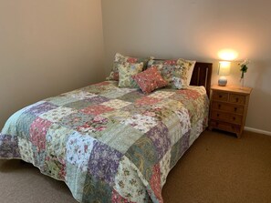 3 bedrooms, iron/ironing board, WiFi, bed sheets - Cozy Cottage on Beautiful U-Pick Berry Farm- 2 Queens, 4 twin/bunks (Gaviota)