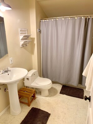 Combined shower/bathtub, hair dryer, towels, soap - Cozy Cottage on Beautiful U-Pick Berry Farm- 2 Queens, 4 twin/bunks (Gaviota)