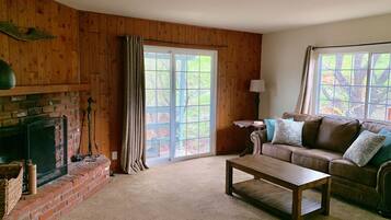 Téléviseur connecté, foyer, lecteur de DVD