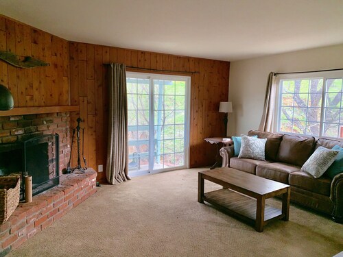 Cozy Cottage on Beautiful U-Pick Berry Farm- 2 Queens, 4 twin/bunks