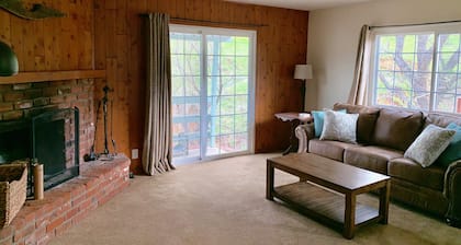 Cozy Cottage on Beautiful U-Pick Berry Farm- 2 Queens, 4 twin/bunks