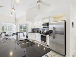 Réfrigérateur, four à micro-ondes, un four, surface de cuisson