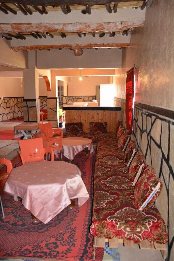 Phục vụ bữa sáng, bữa trưa, bữa tối, món Maroc