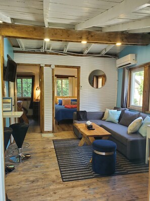 Smart TV, fireplace, books, stereo - Cedar Cove Cabin Steps to Sauble Beach (Sauble Beach)