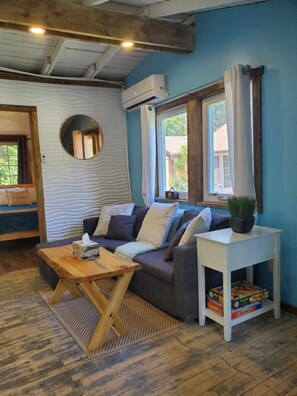 Téléviseur connecté, foyer, livres, chaîne audio