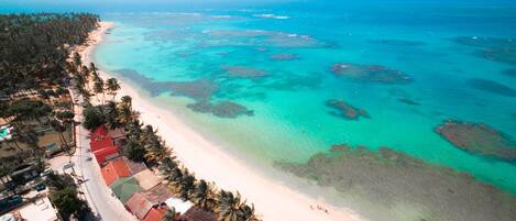Ubicación a pie de playa y tumbonas